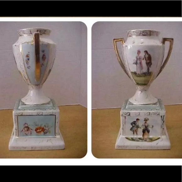 Victorian picture Trophee Vase . Measures about 9 3/4" tall. - Picture 2 of 4